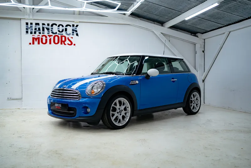 Mini Cooper Bleu — livré par Hancock Motors